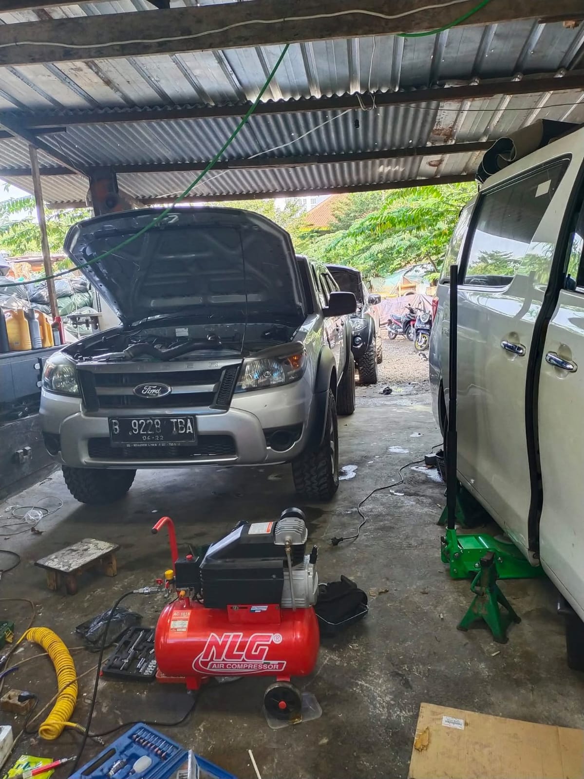 Workshop DoctorDiesel.id Jakarta – Ford Ranger sedang servis & Toyota Innova dikerjakan kaki-kaki