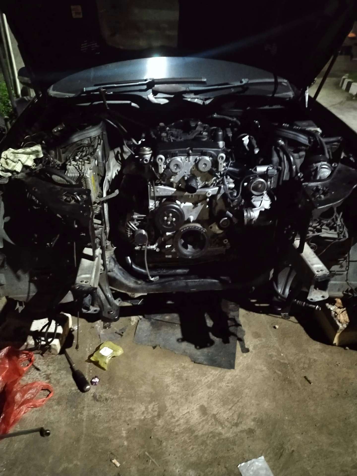 Turun mesin mobil di malam hari – mesin diesel terlihat dari bay yang kosong