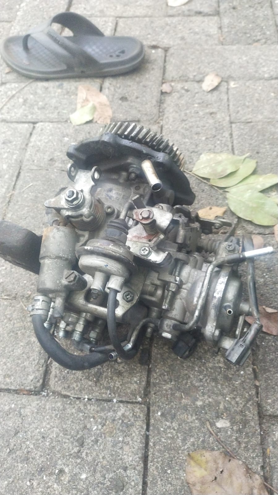 Injection pump diesel mekanikal yang sedang diperiksa oleh teknisi