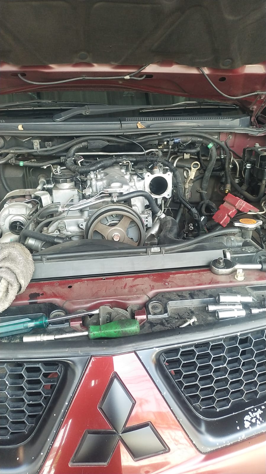 Engine bay Mitsubishi diesel sedang dikerjakan oleh mekanik DoctorDiesel.id